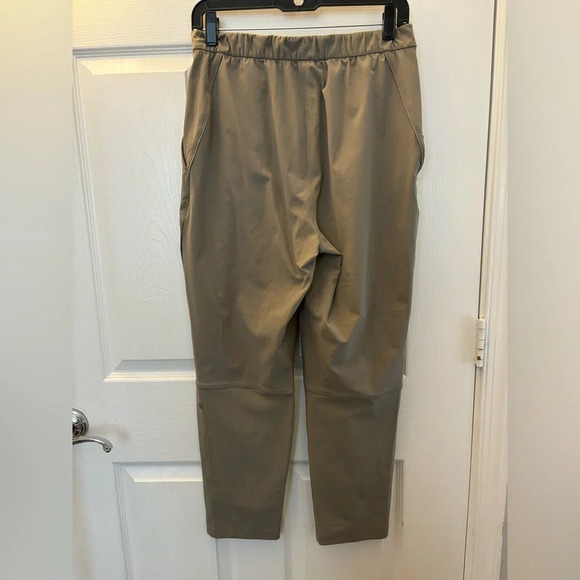 Lululemon Essential High-Rise Trouser
Carbon Dust - Picture 6 of 8